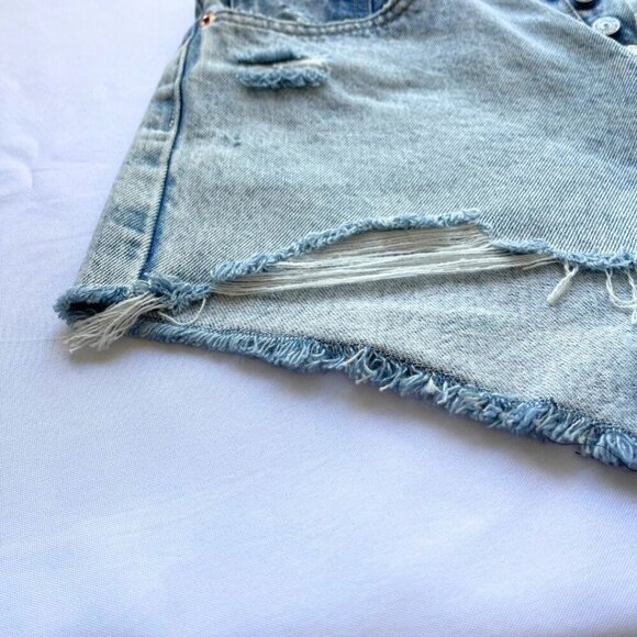 NWT LEVI'S 501 ORIGINAL FIT LIGHT WASH DISTRESSED BUTTON FLY DENIM JEANS SHORTS - Picture 7 of 7